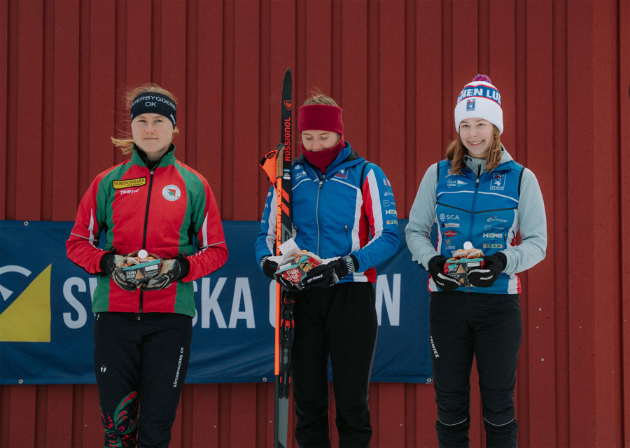 Söndagens topp tre i D 21. Från vänster: Tvåan Frida Sandberg, ettan Ella Turesson och trean Anna Aasa. Bild: Simon Buser.