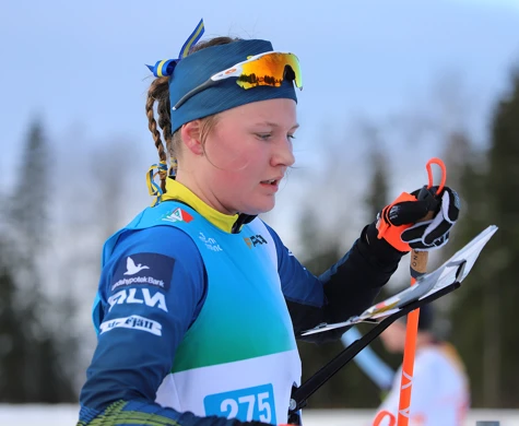 Ella Turesson tittar på sin karta efter målgång på JVM i Lettland.