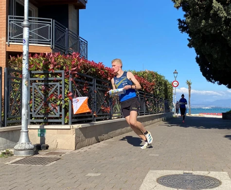 Jonatan Gustafsson springer runt ett hörn med en kontroll.