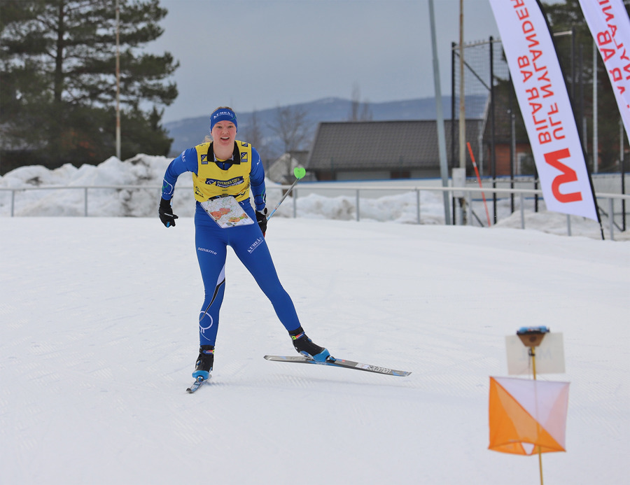 Maja Lundholm spurtar i mål till guld på SM-sprinten. Bild: Johan Trygg.