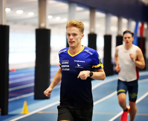 Isac von Krusenstierna visar bra speed mitt i vintern med att springa under åtta minuter på 3000 meter. Bilden från landslagets höstsamling på Bosön i november 2024.