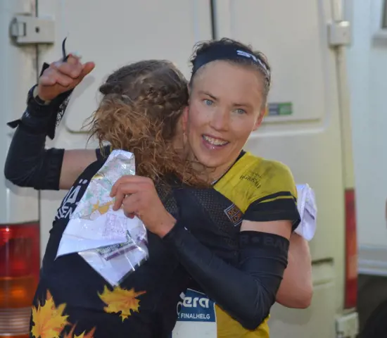 Tove Alexandersson kramar om vinnaren Karolin Ohlsson