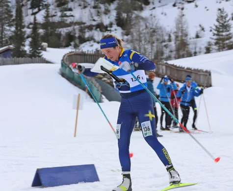 Magdalena Olsson spurtar mot mål vid VM i skidorientering i Ramsau, Österrike.