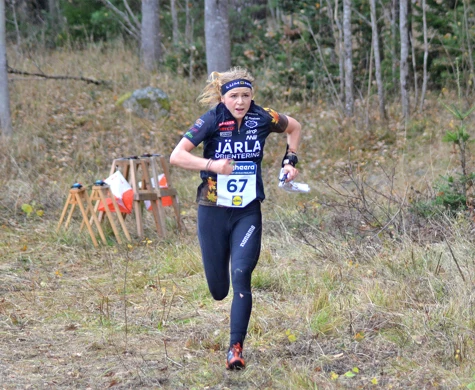 Karolin Ohlsson spurtar mot mål vid Swedish League medeldistans i Strängnäs i oktober 2022.
