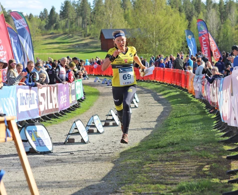 Tove Alexandersson spurtar mot seger på Swedish League medeldistans i Skellefteå.
