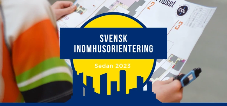 En kvinnlig orienterare tittar på kartan under en tävling i inomhusorientering på Chalmers 2022.