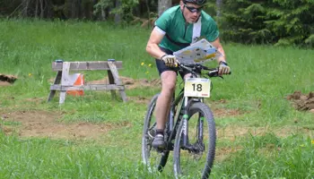 MTBO åkare in action SIK