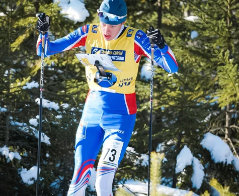 Tim Lundberg stakar fram med fokuserad blick under SM i skidorientering.