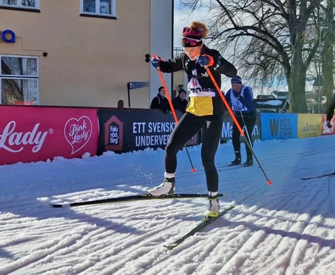 Karolin Ohlsson spurtar in på upploppet i Mora på Öppet Spår.