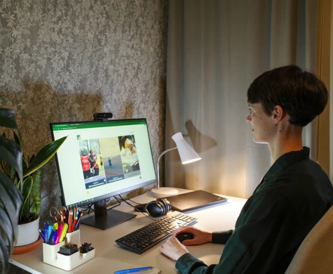 Kvinna framför dator