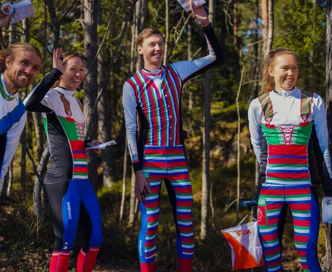 Gustav Bergman, Johanna Ridefelt, Viktor Svensk och Tove Alexandersson vinkandes i folkdräkt
