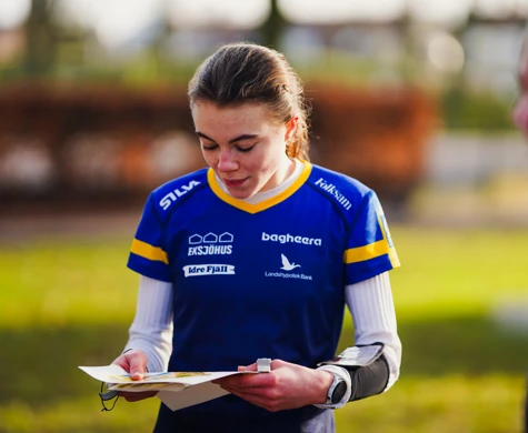 Freja Hjerne läser karta