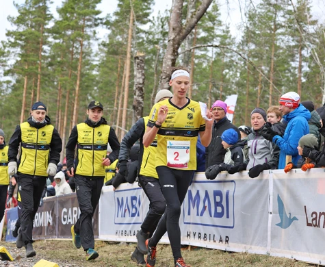 Emil Svensk för Stora Tuna OK till seger på Stigtomtakavlen tillsammans med sina lagkamrater. Från vänster: Viktor Svensk, Anton Forsberg, Henrik Johannesson samt skymda; Jesper och Joakim Svensk.