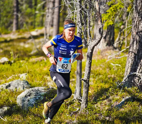 Tove Alexandersson på väg mot överlägsen seger på världscupens långdistans på Idre Fjäll.